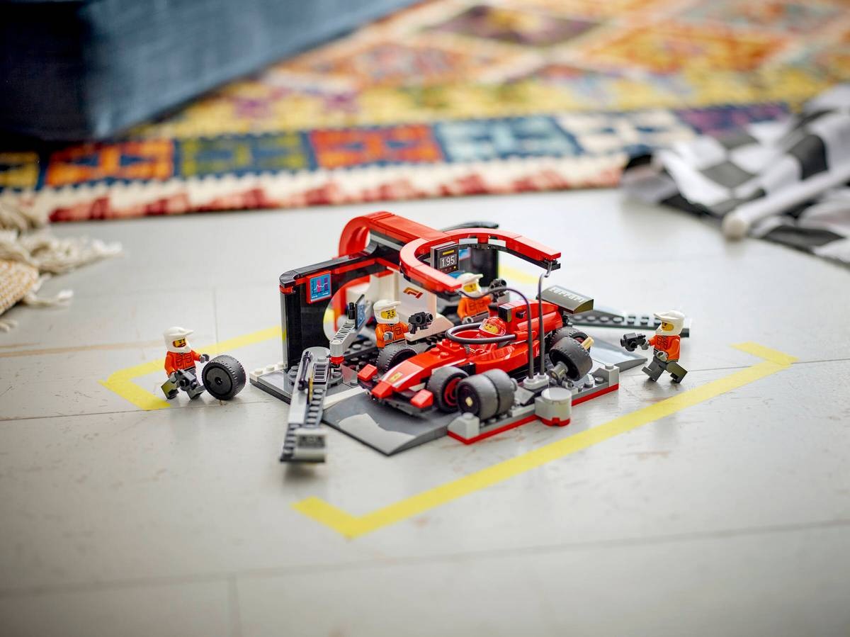 F1® Pit Stop & Pit Crew with Ferrari Car - Image 4